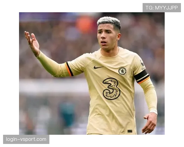 恩佐·费尔南德斯拖鞋上私人飞机，这反差我顶不住