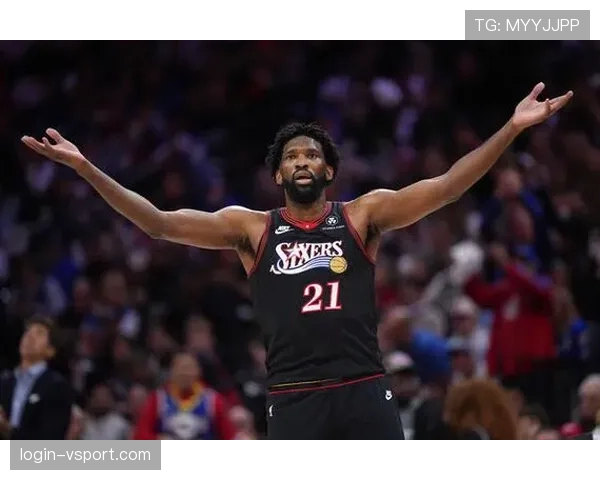 恩比德场下狂炫三层芝士汉堡，这身材管理真不怕教练骂？